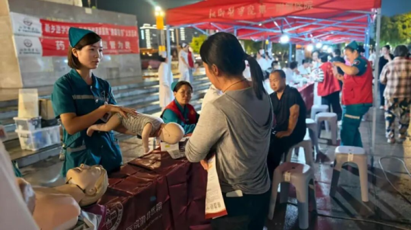 我院开展欧阳书院广场夜市义诊活动，把健康服务送到群众 “家门口”